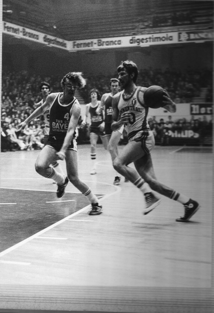 Mauro Cerioni in palleggio punta il canestro